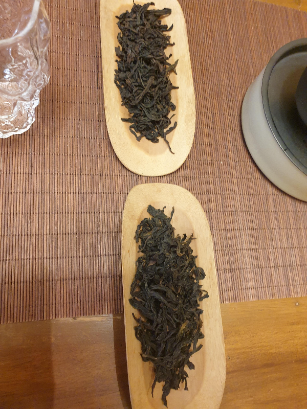 두 가지 종류의 차가 테이블 위에 올려져 있다.