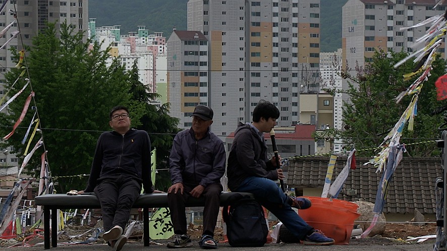 앉아 있는 사람들의 모습