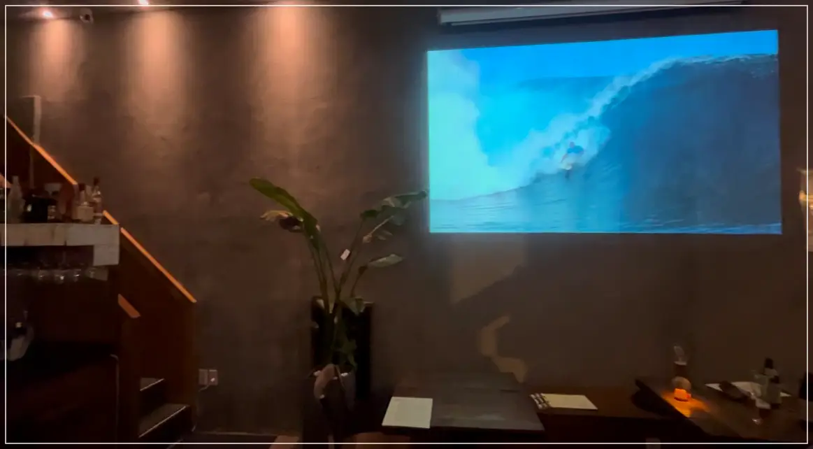 장위동-나씽벗-벽에-영상-송출되는-사진