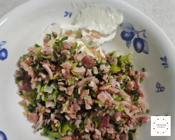 대파크림치즈베이글-대파베이컨 볶음을 크림치즈에 섞어주기