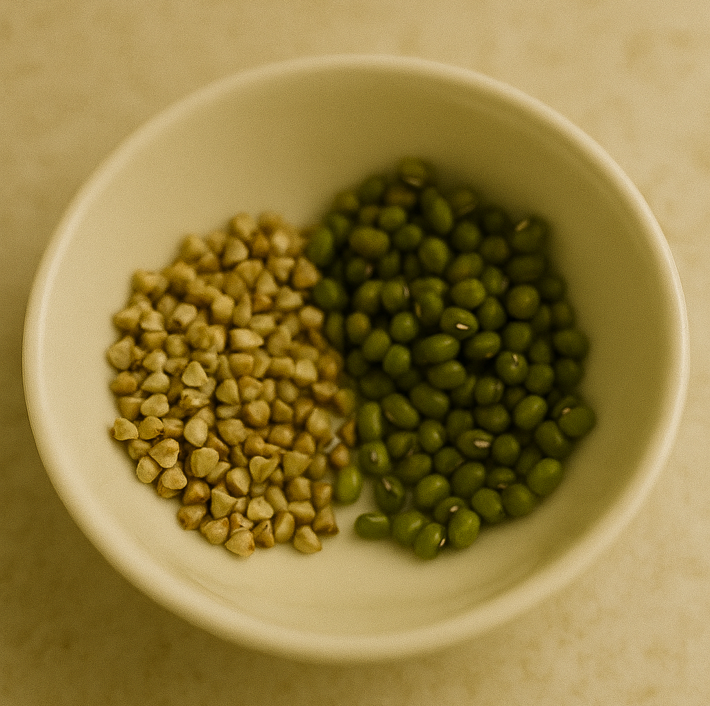 그릇에 메밀과 녹두가 같이 담겨있다