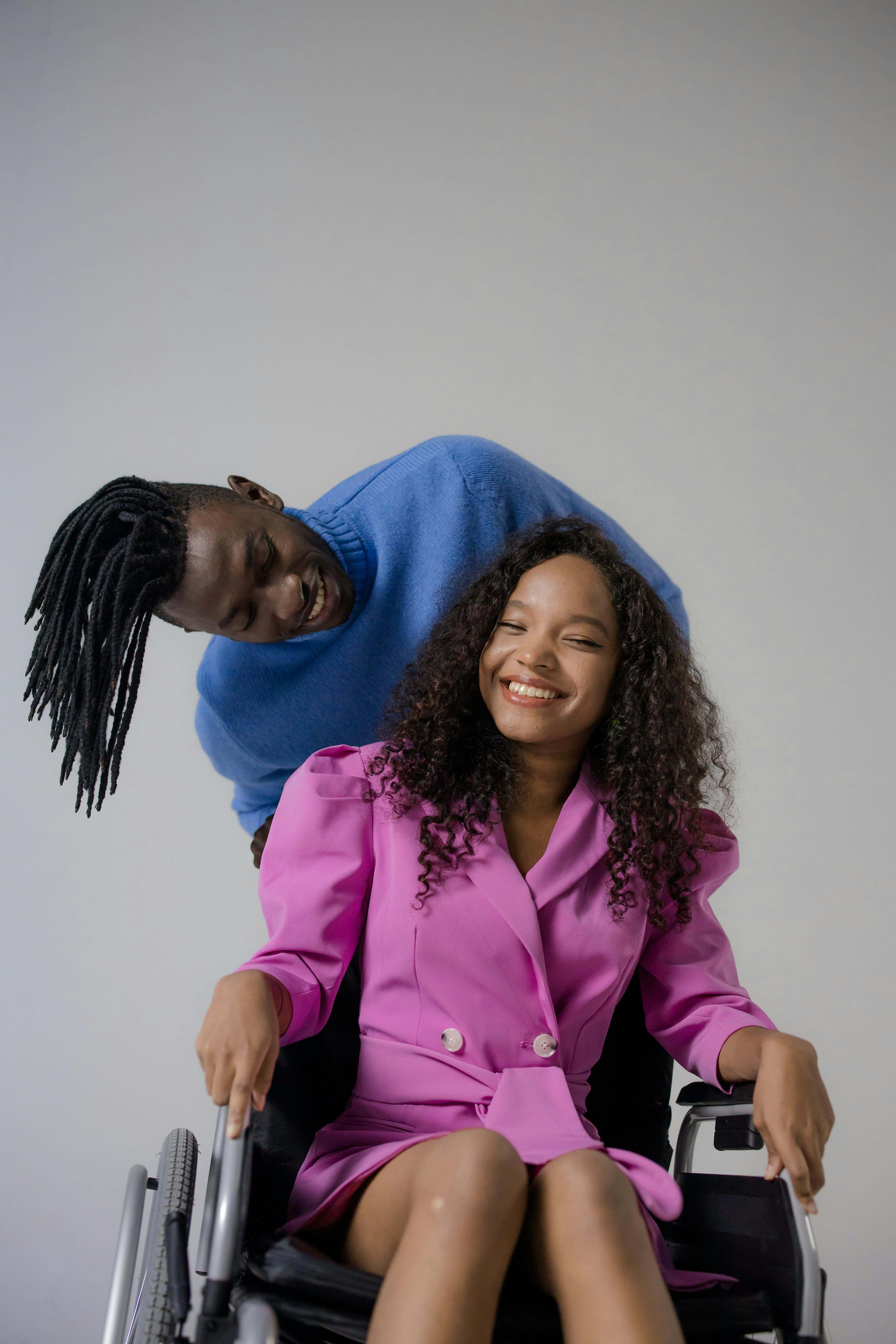 장애를 가진 청년과 일반 청년이 함께 웃고 있는 모습이 담긴 사진