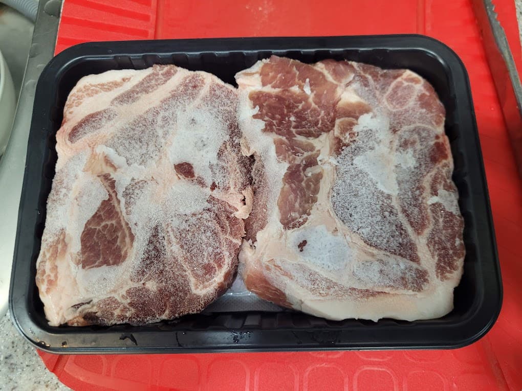 꽁꽁 언 냉동 삼겹살 덩어리