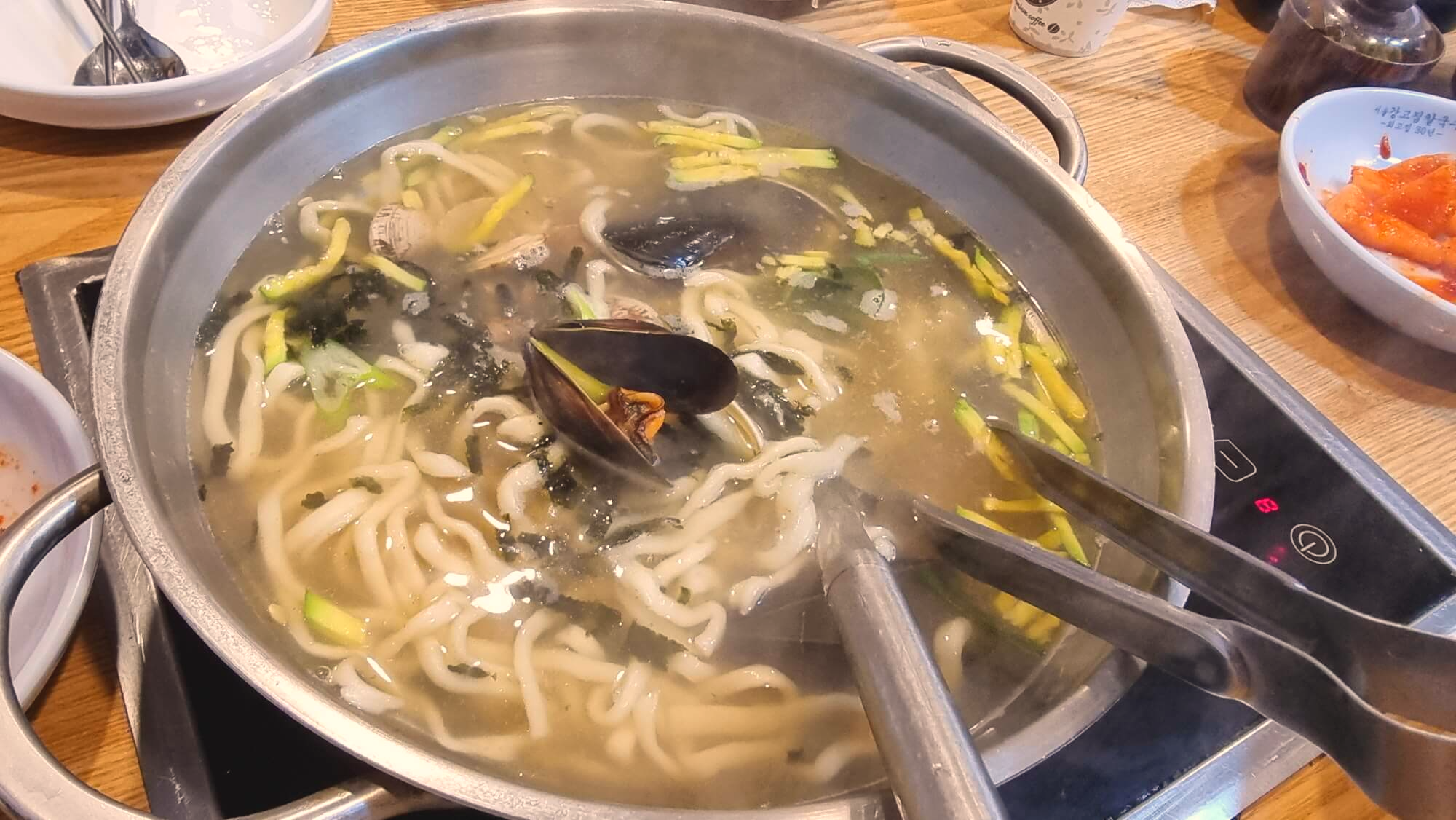 바지락칼국수와 집게
