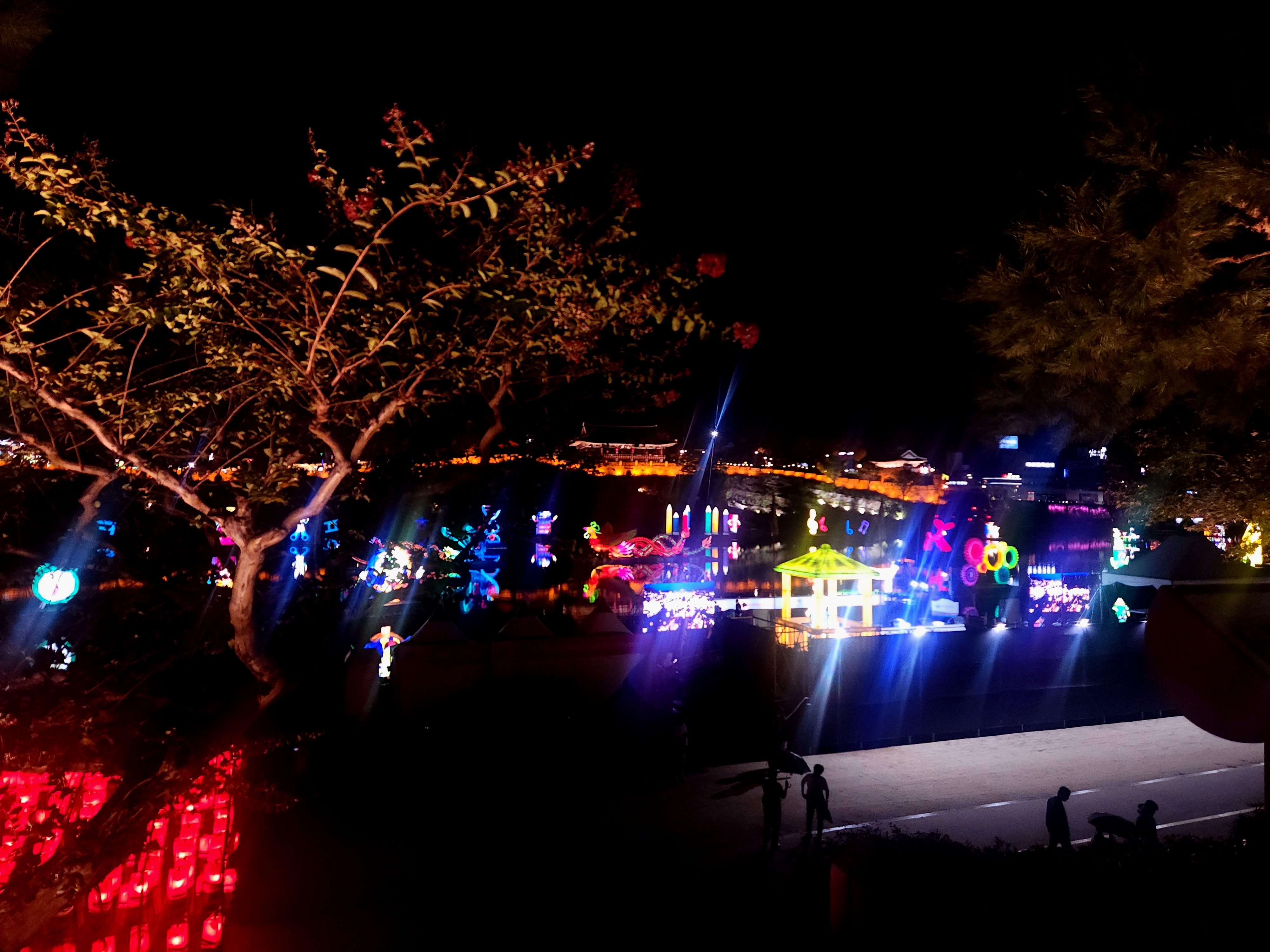 진주성과 강위에 떠있는 유등사진