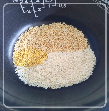 백미와 찺쌀현미, 기장을 섞은 잡곡밥