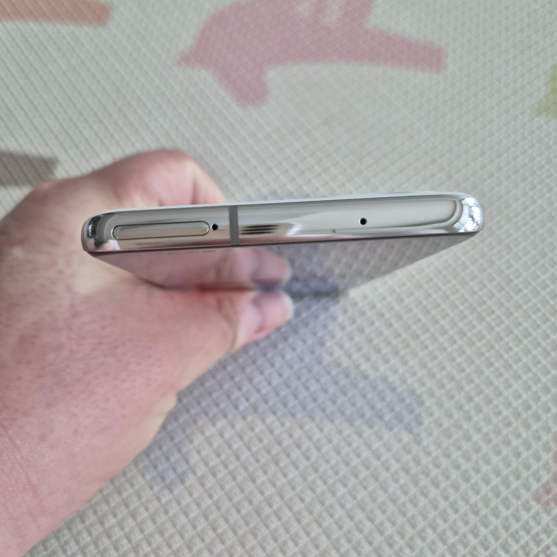 갤럭시 퀀텀2 상단 유심트레이 홀