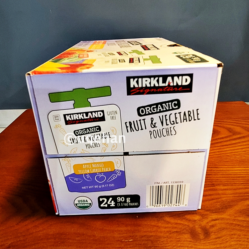 커클랜드 시그니춰 유기농 프루트 앤 베제터블 파우치 제품사진으로 옆면에 내용물 사진이 그려져있다. 파우치위에 연두색 뚜껑이 달려있다.