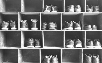 신발이 듬성듬성 들어있는 신발장