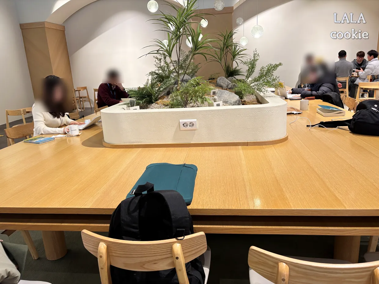 서울-여의도역-대형-북카페-카페꼼마-노트북-자리