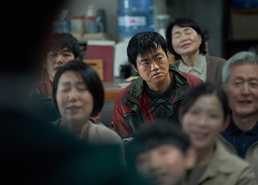 영화 계시록 아영을 지켜보는 권양래