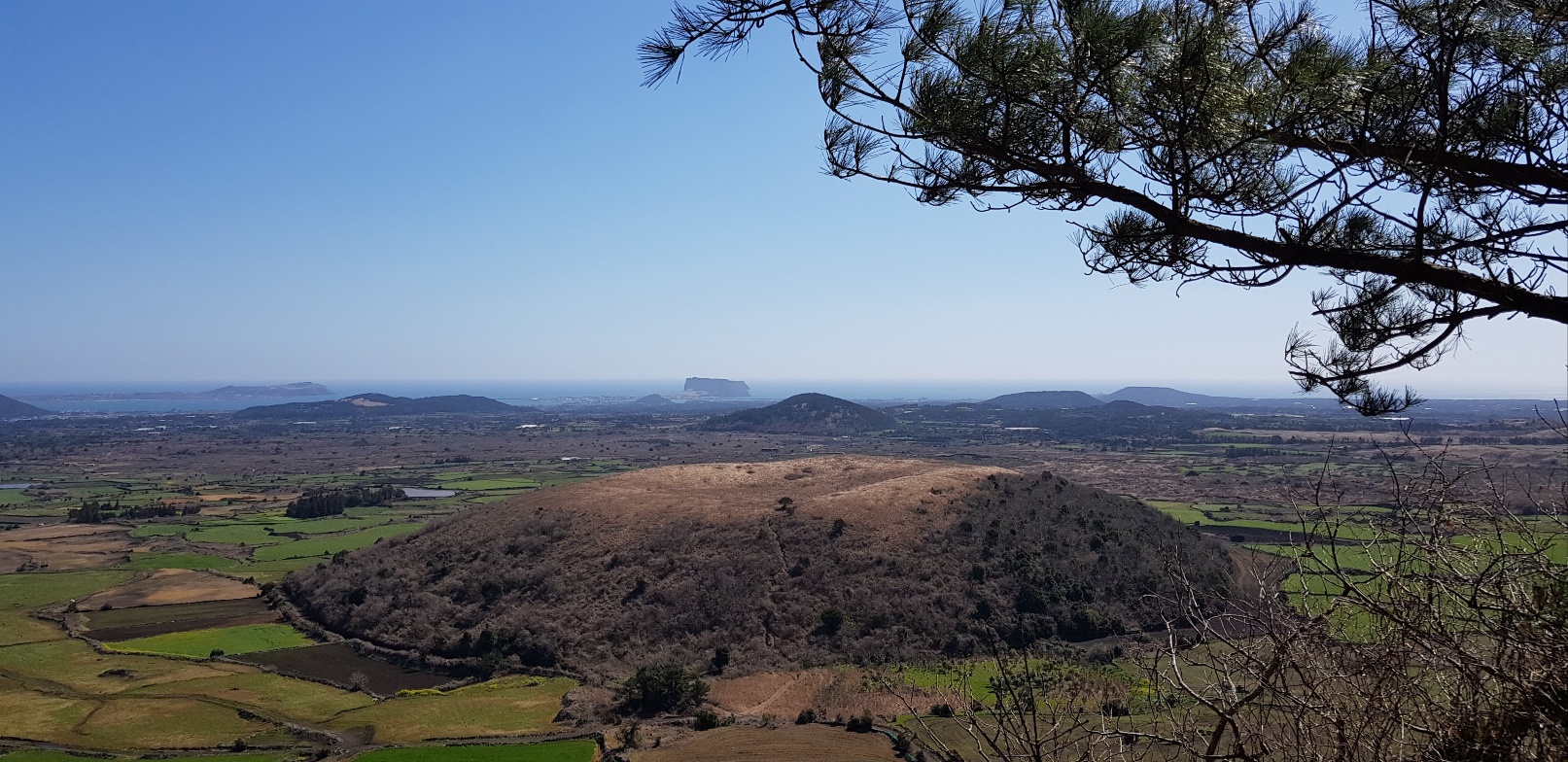 다랑쉬 오름 중간에서 바라 본 아끈 다랑쉬 성산일출봉
