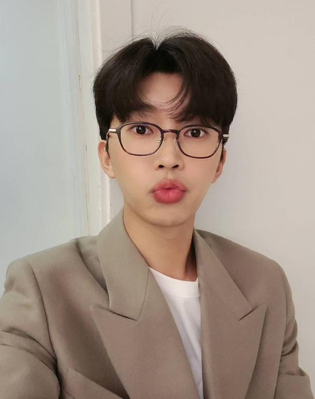 임영웅 안경 쓰고 셀카