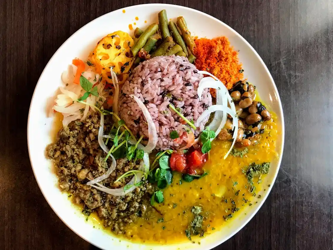 카레 Rainbow Buddha