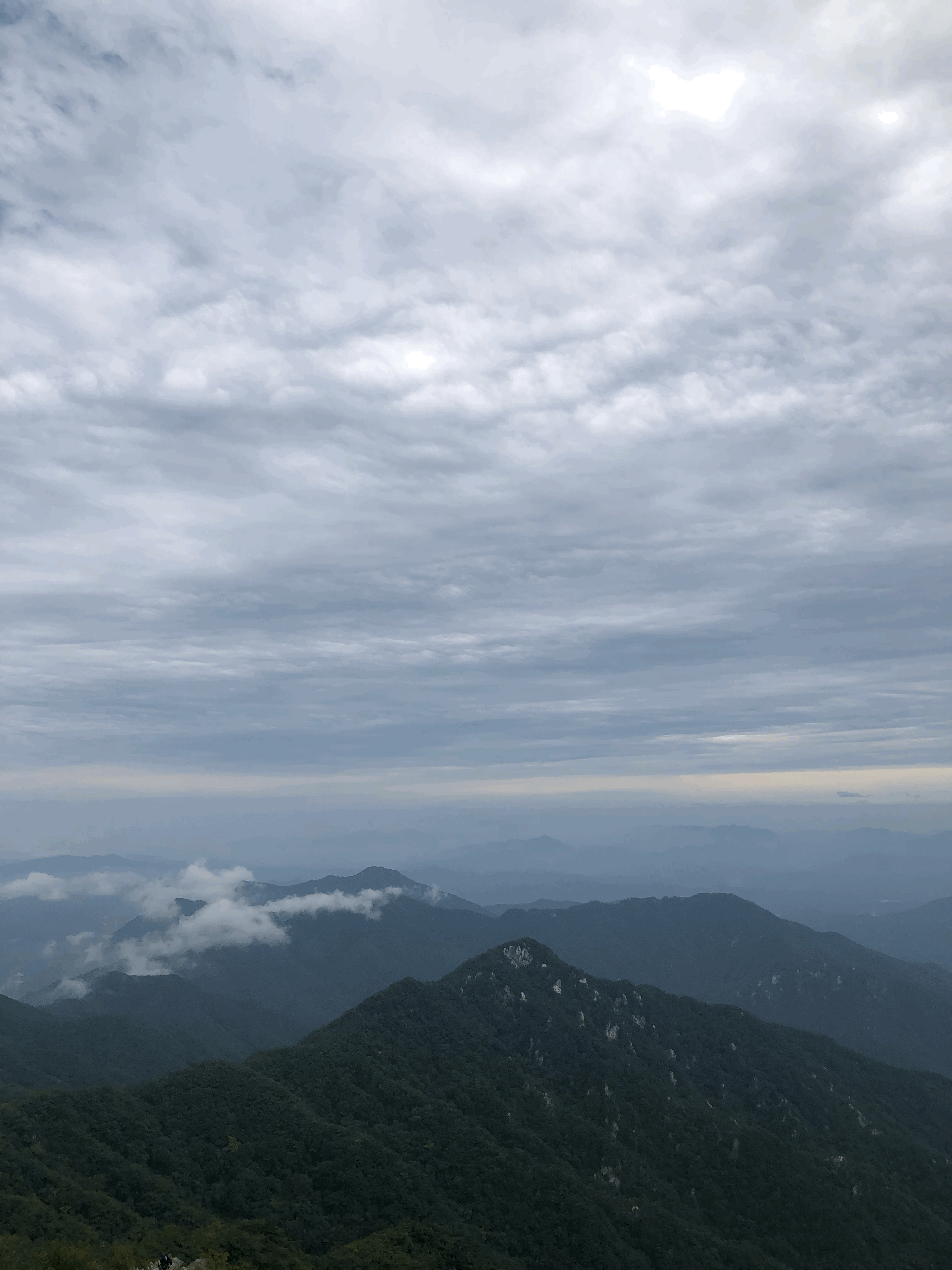 용문산 정상에서 보는 용문봉