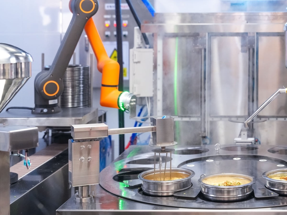 대구 논공휴게소광주방향 주방에 설치된 한화로보틱스 조리로봇.