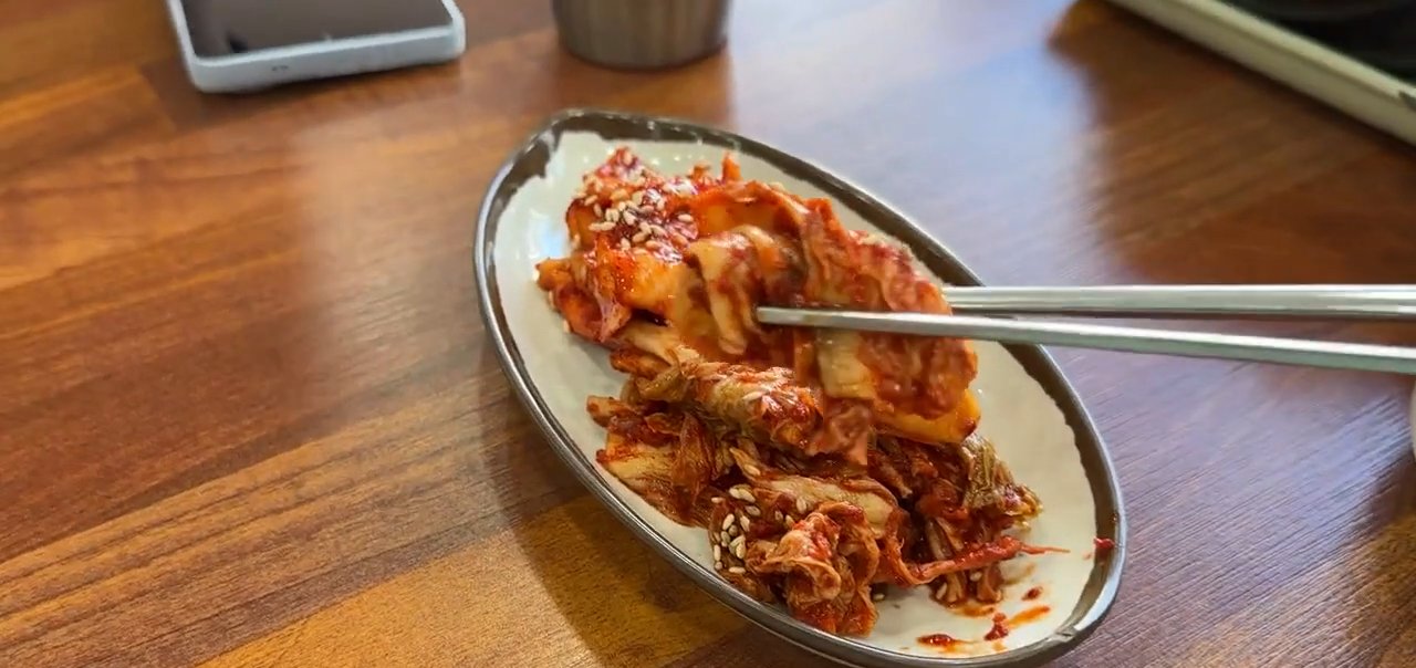 직접 담근 김치라는데 색이 참 먹음직스러워요.