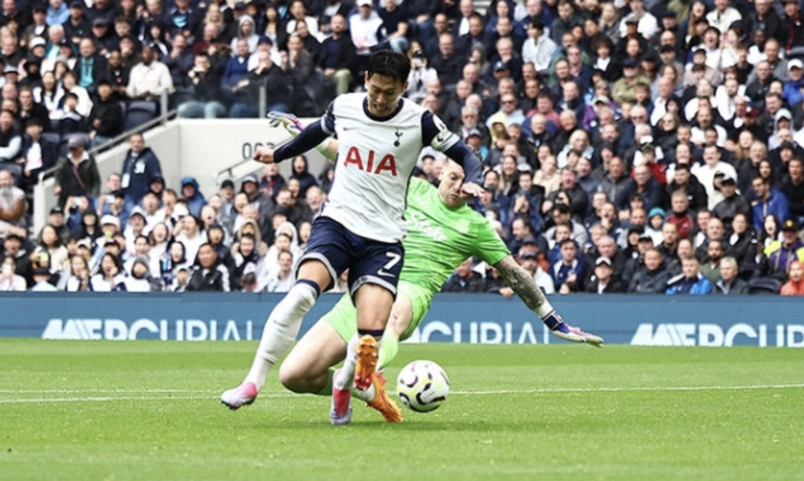 손흥민의 압박에 골키퍼 조던 픽포드는 공을 놓치고 한 박자 공을 낚아챈 뒤 빈 골문에 공을 밀어넣으며 시즌 첫 골을 터트린 손흥민(사진출처.AFP연합뉴스)