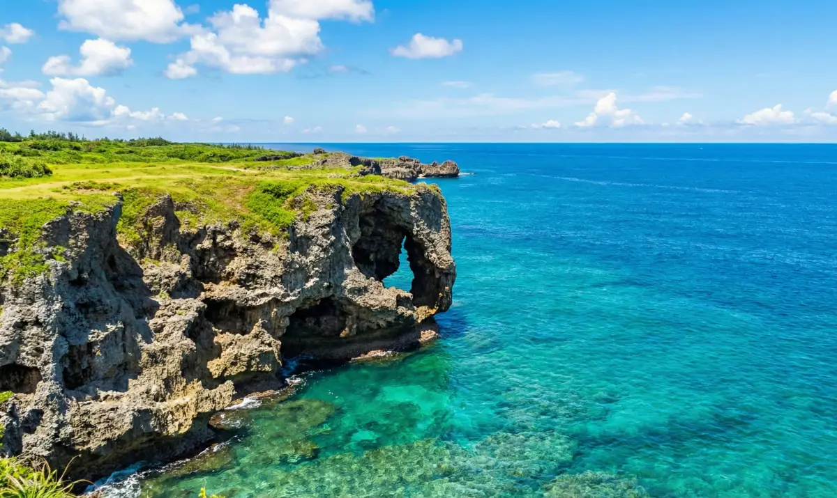 에메랄드빛 바다와 코끼리 모양의 절벽이 어우러진 만좌모 전경