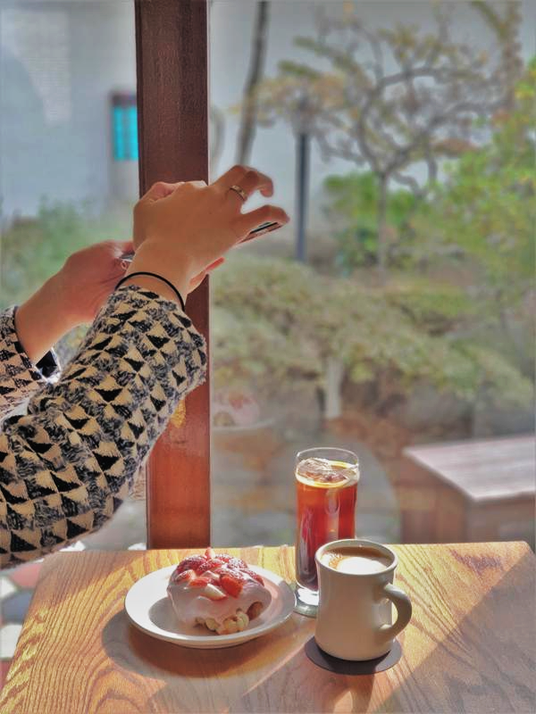 크로플과-커피-사진을-찍는-팔