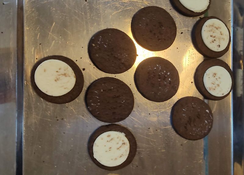 오레오를 돌려서 분리해준 사진 한쪽에만 하얀크림이 묻어있음