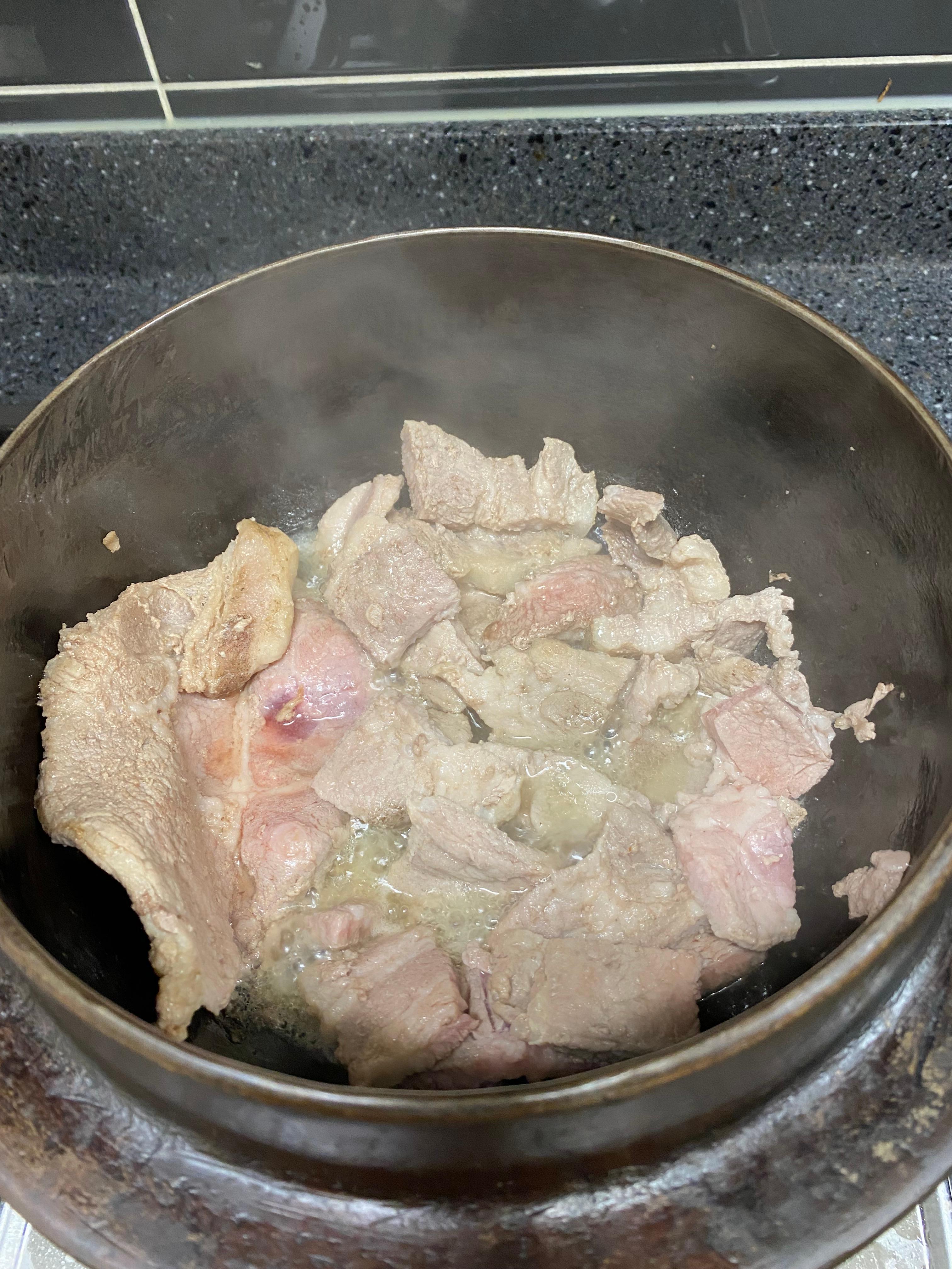 가마솥에서 목살 굽기