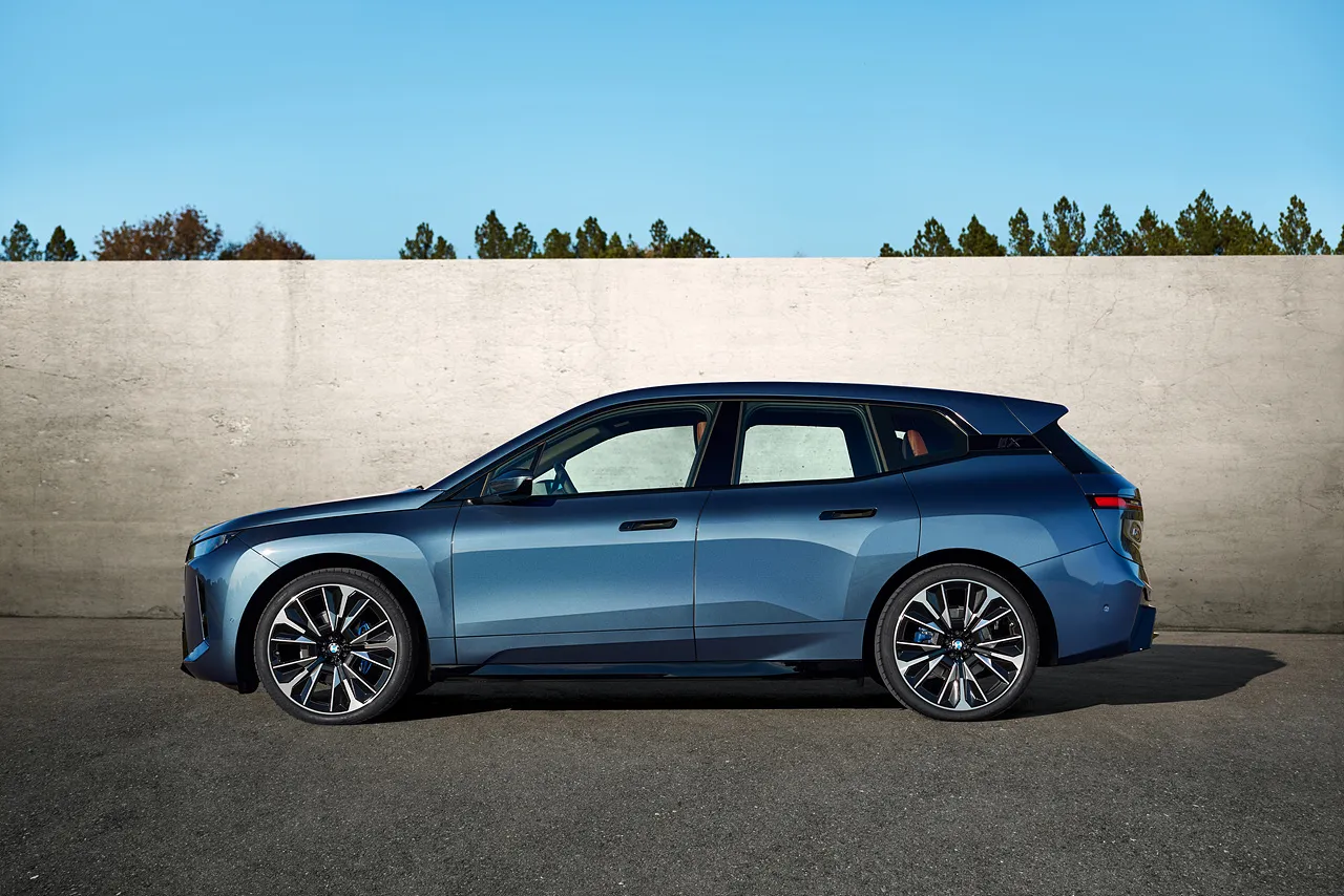 BMW iX 자동차 이미지