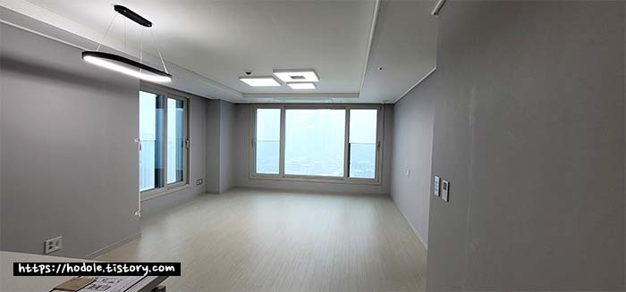 힘찬 2024년, 청룡의해 출발하셨나요? 정신없는 하루 하루를 보내는 사이 어느새 새해가 밝았네요. 지난 12월 28 ~ 30일은 서울 강동구의 고덕풍경채 어바니티 아파트의 사전점검이 진행되었습니다. 분양시 이름은 '고덕강일제일풍경채'였는제 최종 확정된 네임은' 고덕강일제일풍경채'입니다. 아래에서 고덕강일제일풍경채 84A타입 사진을 구경해 보세요. 고덕강일제일풍경채는 1월말 입주로 예정되어 있으며 평면이 다양하고 상당히 디자인이 예쁜 아파트입니다. *직접 찍은 사진으로 타 카페, 블로그 업로드 금지 고덕강일제일풍경채 84A 사전점검 내부 사진 참고로 에어컨 빼고는 무옵션 세대입니다. 1. 현관 고덕강일제일풍경채 84A 고덕강일제일풍경채 84A 현관히 상당히 넒고 쾌적한 느낌입니다. 2. 거실 고덕풍경채어바니티 사전점검