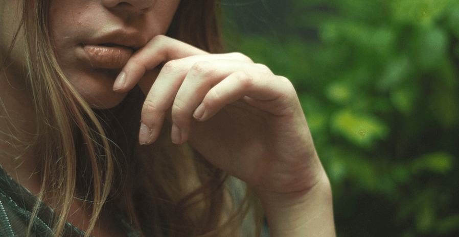 딸꾹질 멈추는 방법으로 설탕물을 마시기 딸꾹질이 멈추기를 기다리고 있는 여자