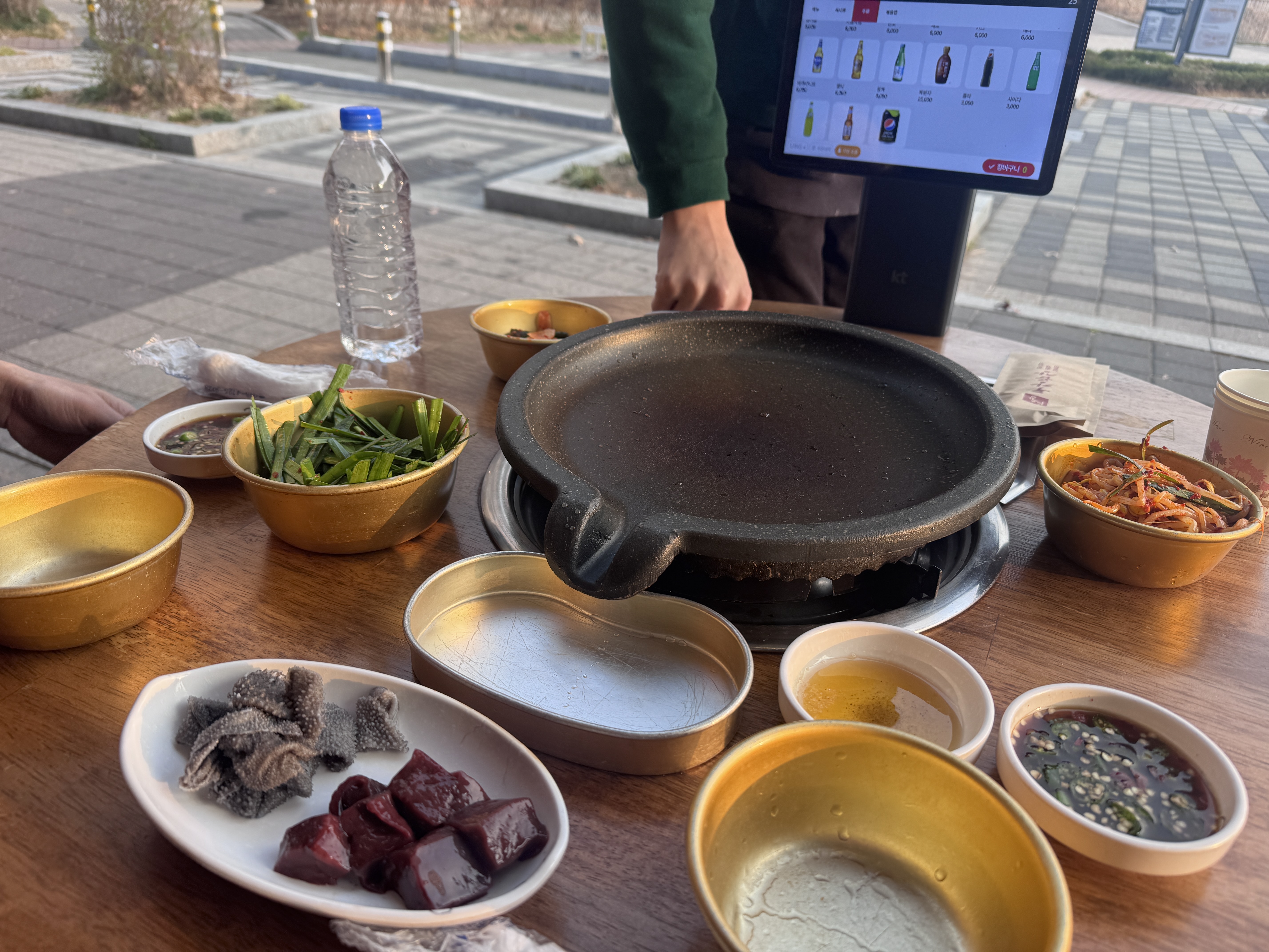 광교 두강곱창 기본찬 구성 야외석 테이블 세팅