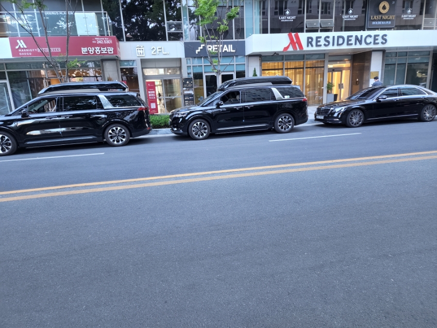 야외 로케 현장에 배치된 카니발 하이리무진 촬영지원차량의 외관