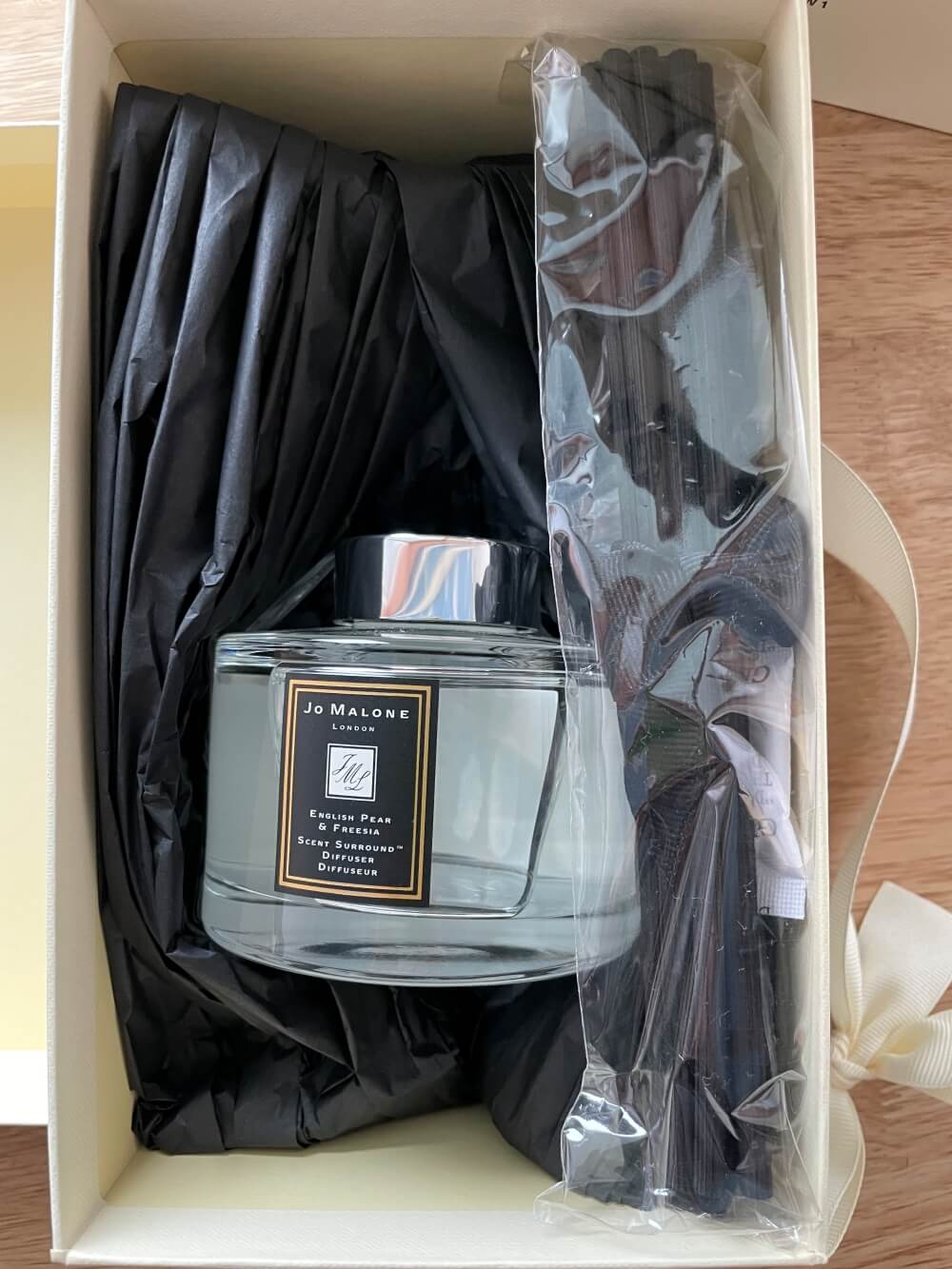 조말론-디퓨저의-본체와-검은-발향-스틱-모습