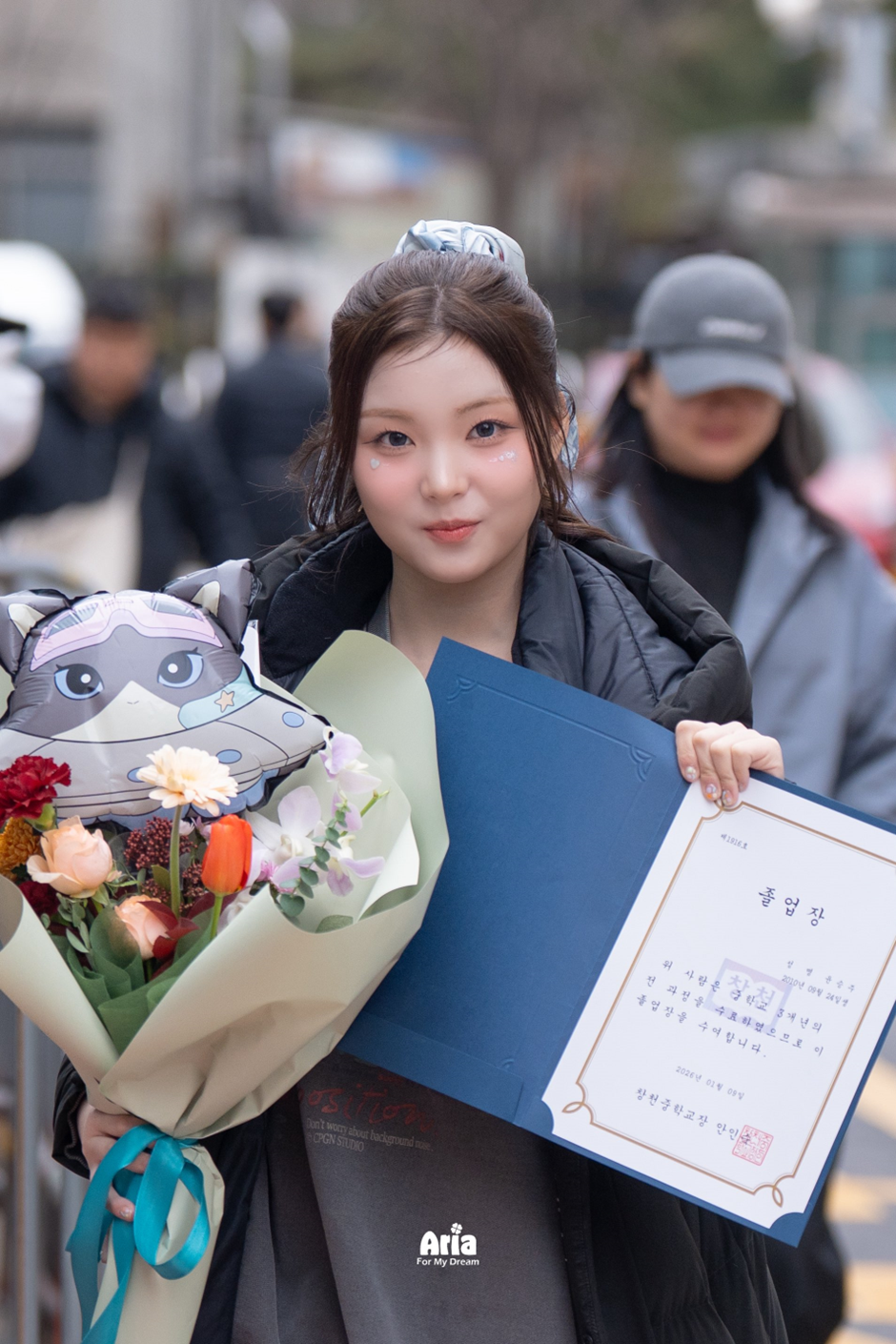 인생에서 가장 큰 선물을 받은 최근 중학교 졸업한 중졸 걸그룹 멤버 | 인스티즈