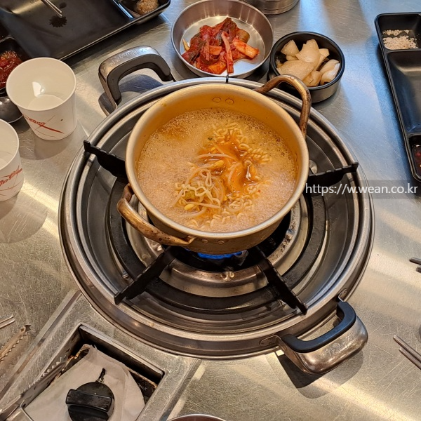 콩나물국이 끓고 있어요.