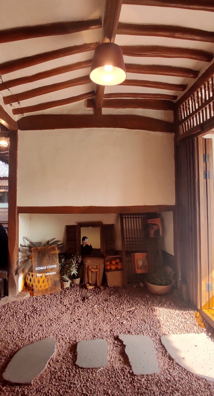 통로에 예쁘게 디스플레이되어있는모습