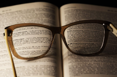 시력 보호 안경과 책