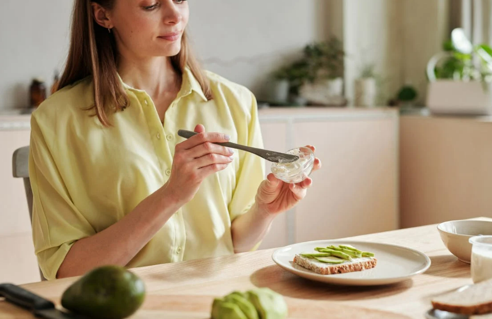 색다른 재료 베이킹 후 만든 빵을 먹는 사진
