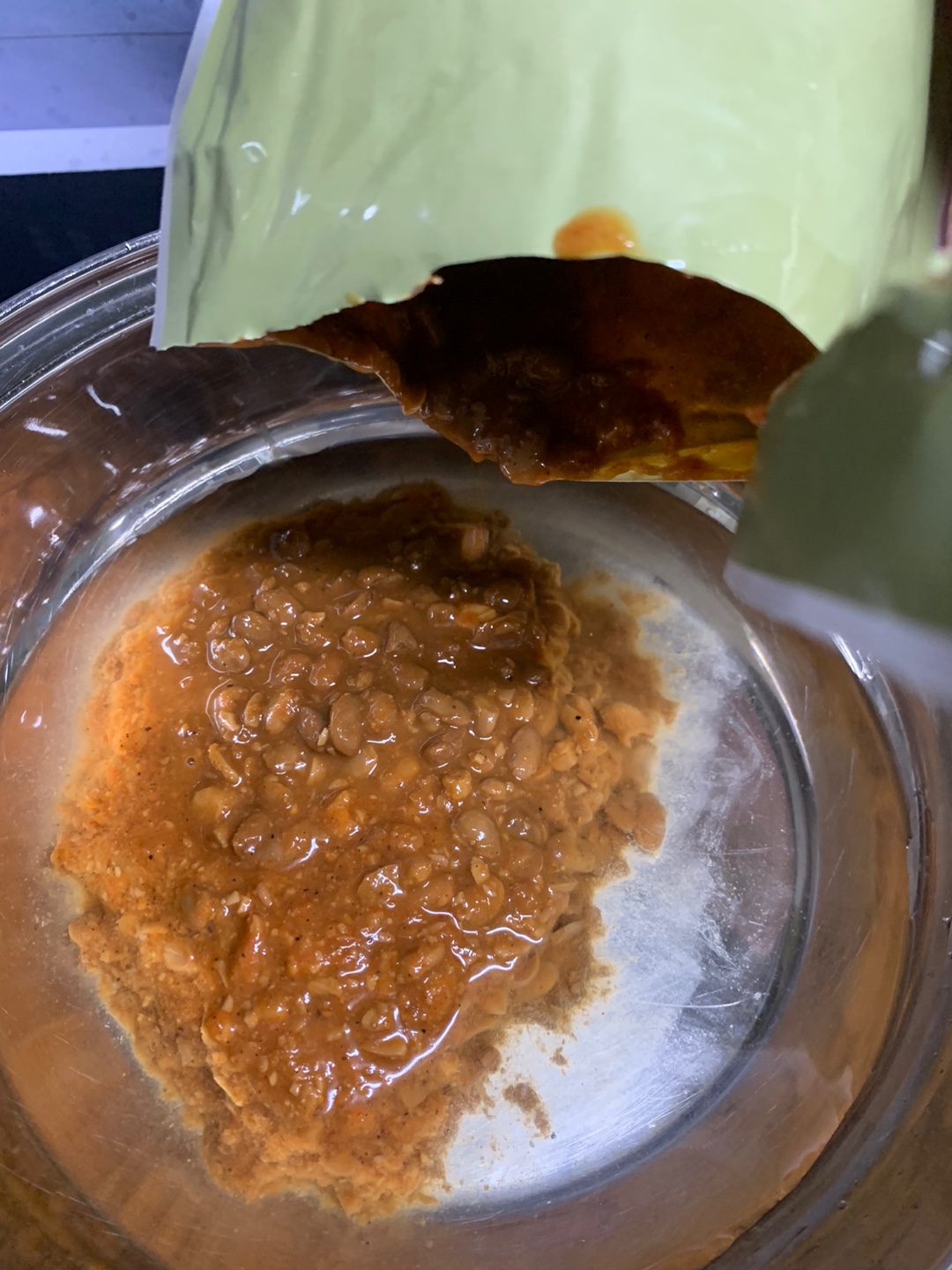 물에 청국장 소스 붓는 사진