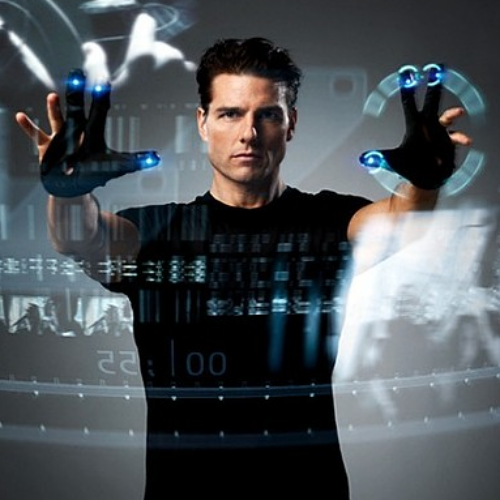 마이너리티 리포트에서 장갑을 끼고 제스쳐 만으로 전자 장비를 조작하는 톰 크루즈