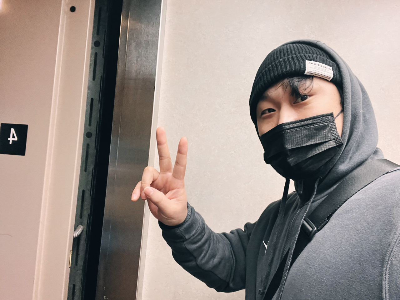 숙소 엘베에서 한 컷! 오로라 투어 3박 4일간 추위에 확 늙어버렸다.