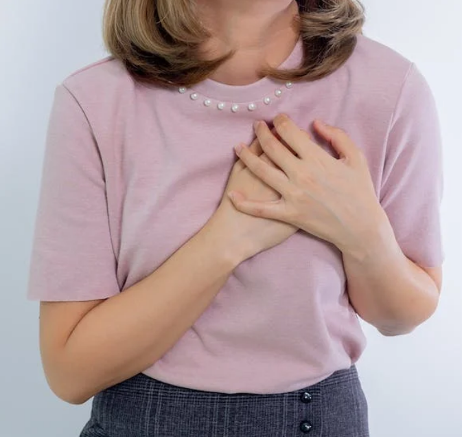 역류성 식도염은 식도에 있는 연식 세포가 위의 산성한 소화액으로 자주 자극되어 발생하는 염증성 질환이다