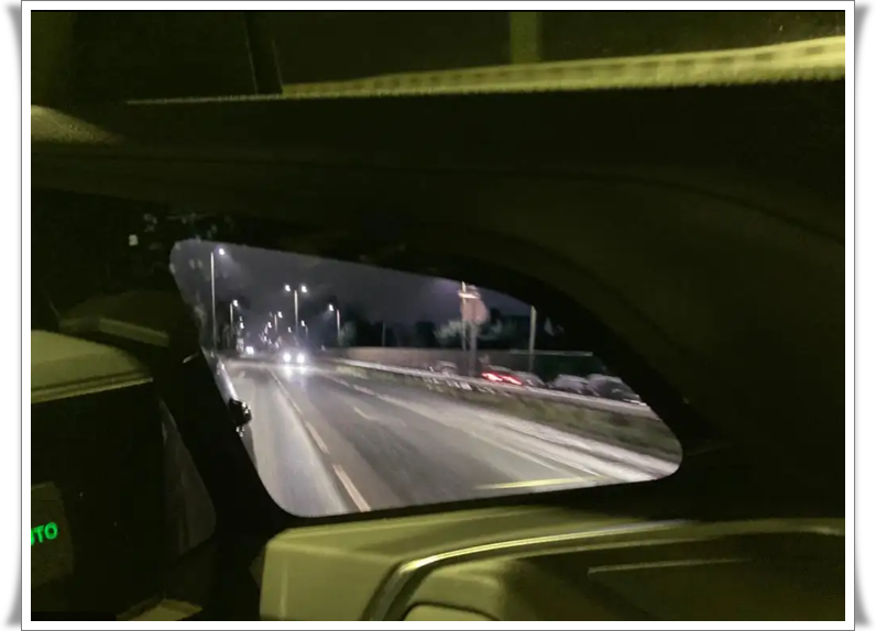 야간 주행 중 버추얼 미러 시인성(좌) / 우천 시 카메라 시야 예시(우)