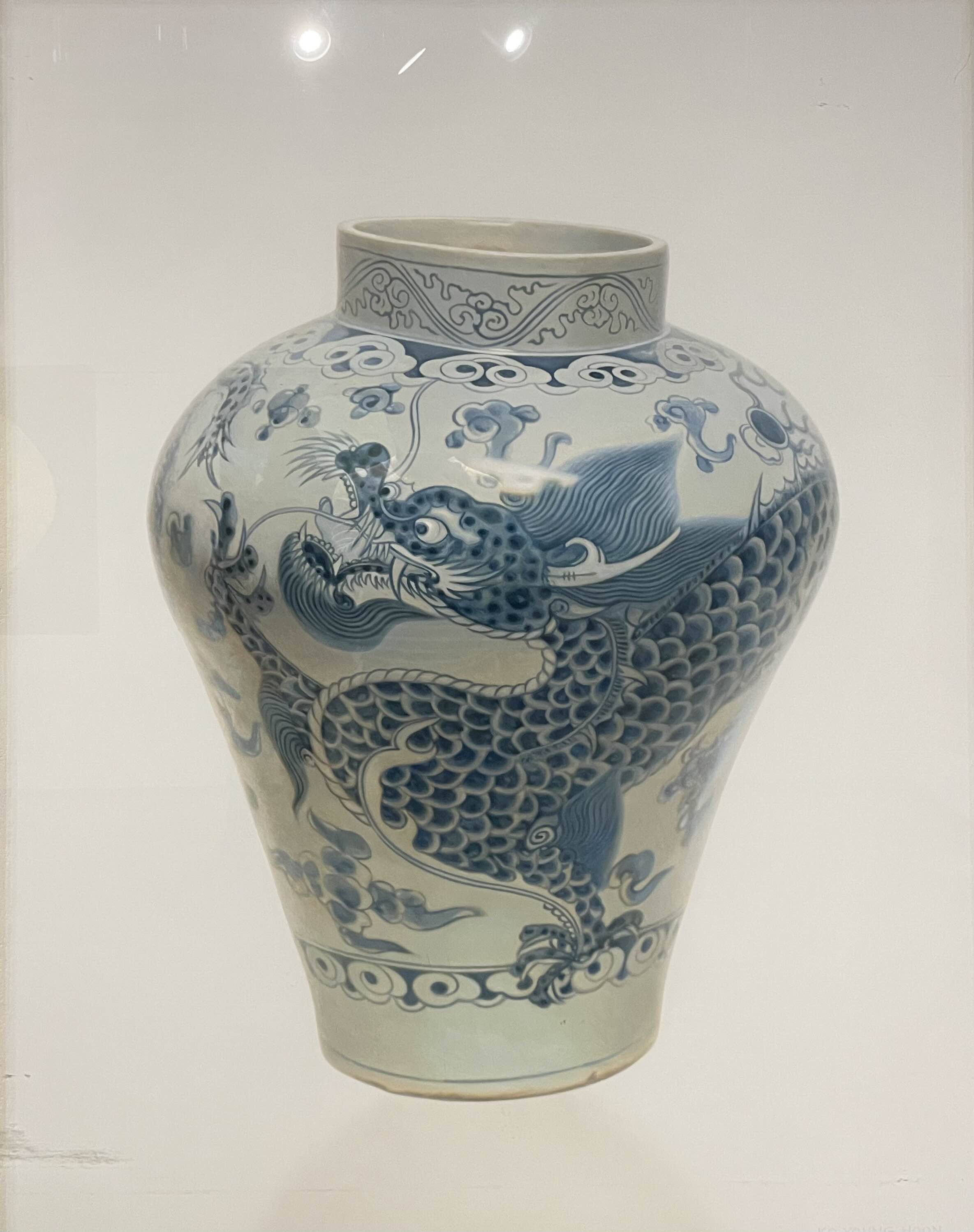 고영훈-용이 놀다 (2002, 석고와 종이에 아크릴)