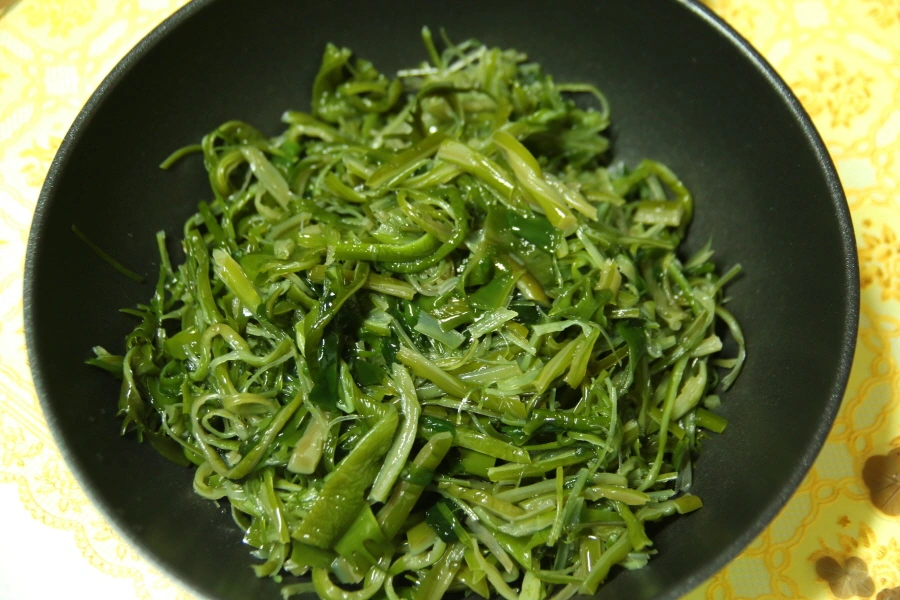 미역줄기 후라이팬에 담은 모습