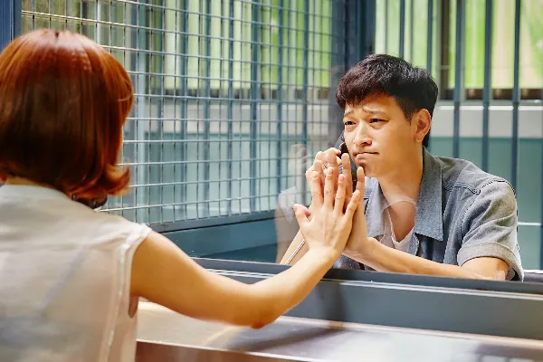 꽃미남 사기꾼 9범 한치원(강동원)