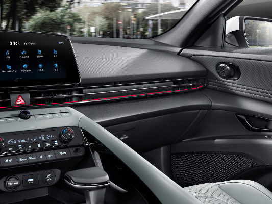 아반떼하이브리드 내부 디자인