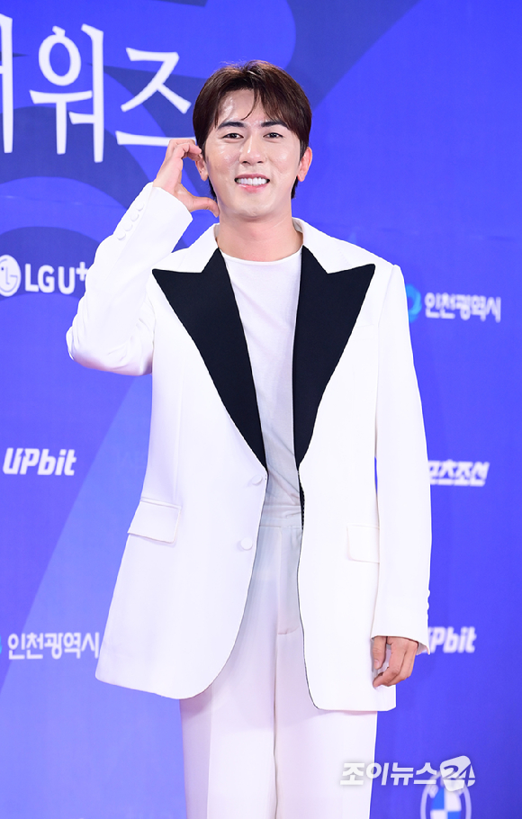 코미디언 김원훈이 18일 오후 인천광역시 파라다이스 시티에서 열린 제4회 청룡시리즈어워즈 레드카펫 행사에 참석하고 있다. [사진=정소희 기자]