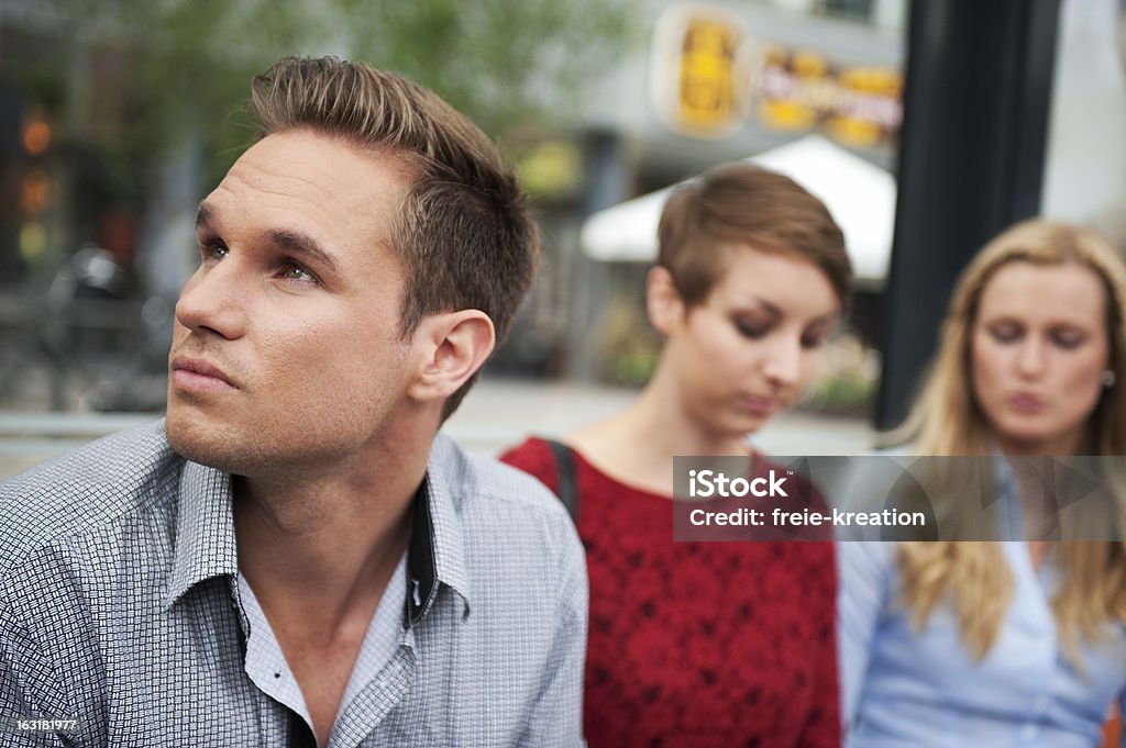 서로 눈치를 보고있는 3명의 사람들 사진