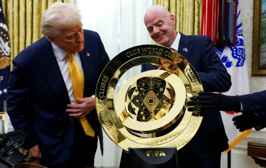 인판티노 피파 회장이 백악관 집무실에서 트럼프 미국 대통령에게 클럽 월드컵 트로피를 전달하고 있다.