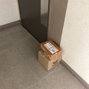 현관문-앞에-소포가-놓여있는-모습